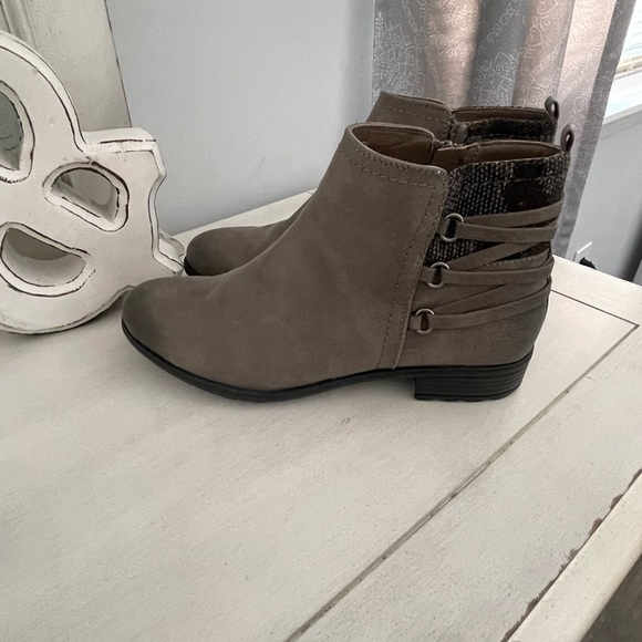 White Mountain Ankle Booties - Picture 3 of 4